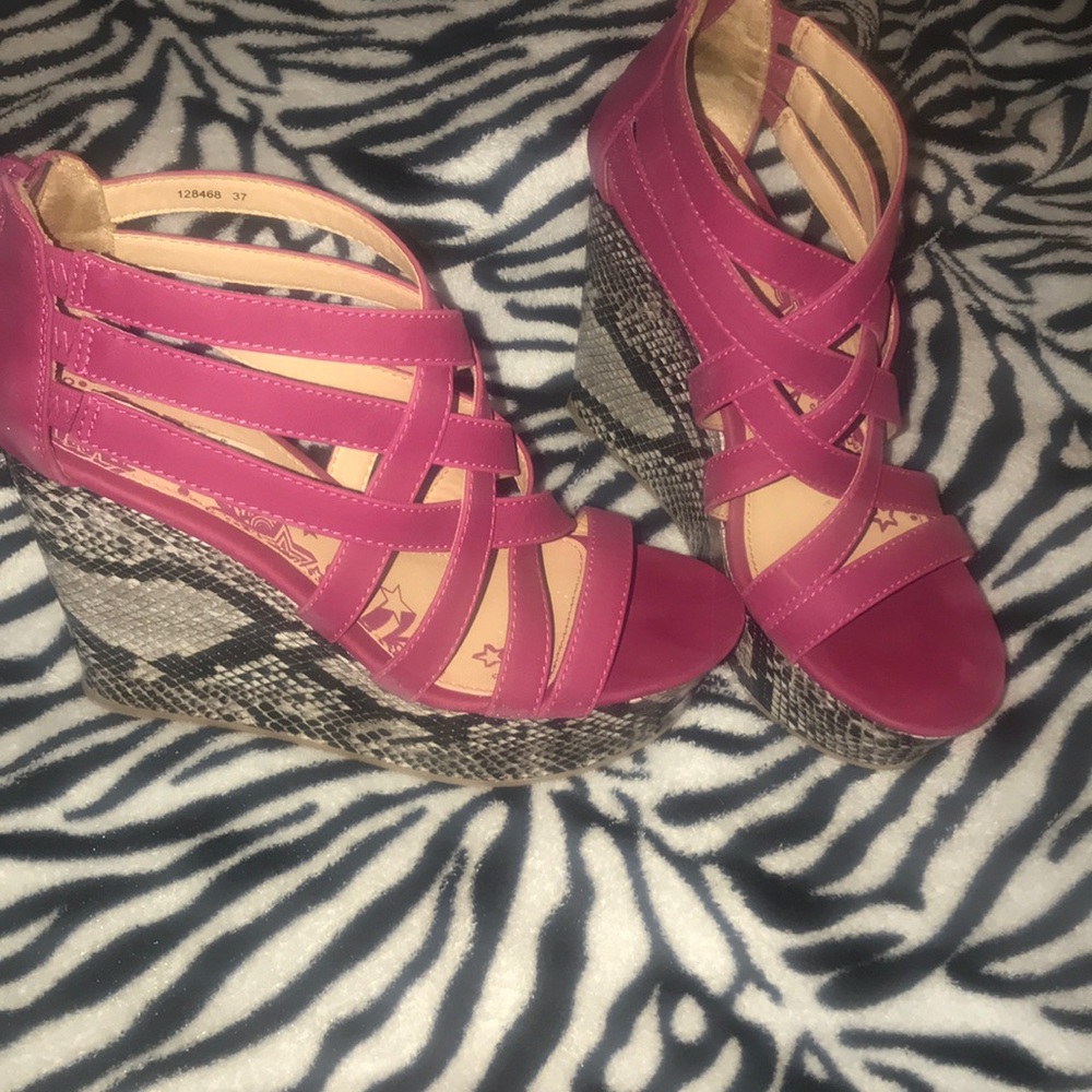 Platform hot pink snakeskin open toe 👠 worn once